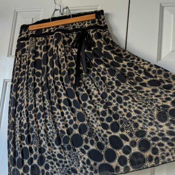 Pretty plated skirt-brand new with tag - Picture 5 of 7